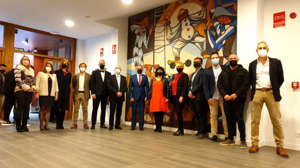 Foto de familia de las autoridades en el hall del Salón Blanco