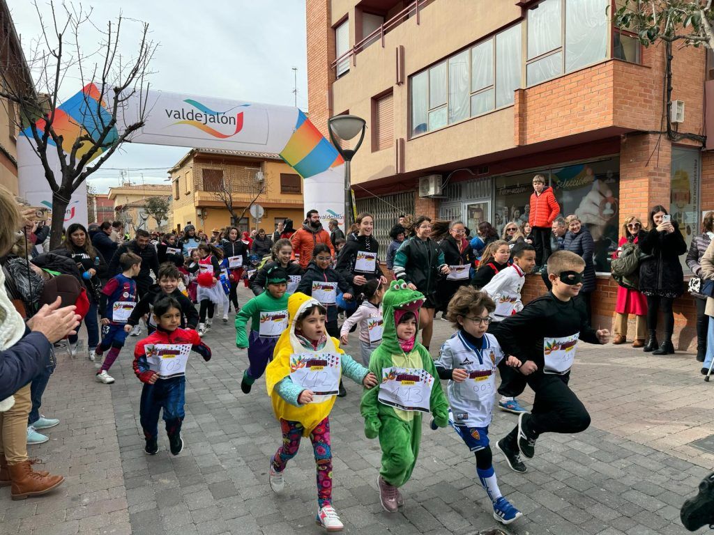 La Almunia reúne a corredores de todas las edades en la I Carrera Carnavalera Solidaria para el alumnado con necesidades especiales. Foto: Santiago Cabello.