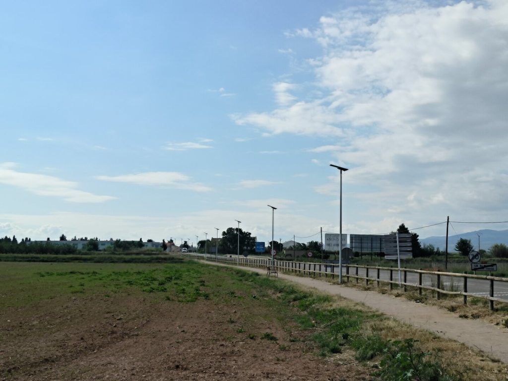 Farolas solares ya instaladas en el sendero que sube al Cementerio Municipal, junto a la carretera de Cariñena