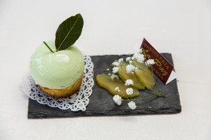 Pastelería La Paz.- •	Bizcochuelo con compota de manzana al caramelo.