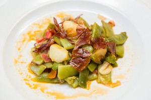 Aires de Aragón.- •	Judías verdes con sofrito de cebolla de Fuentes y crujiente de jamón de Teruel.