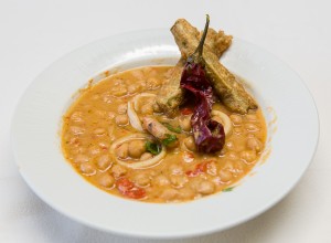 Rincón de Macaya.- 	Garbanzos con crujiente de borraja, piñones y pasas.