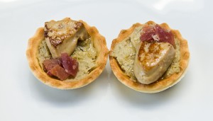 Casa Juan.- 	Tartaleta de crema de alcachofas con foie a la plancha y jamón.