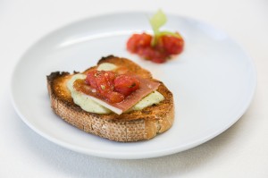 Guayabo Zumos Naturales.- Tostada de paté de alcachofa con jamón y tomate